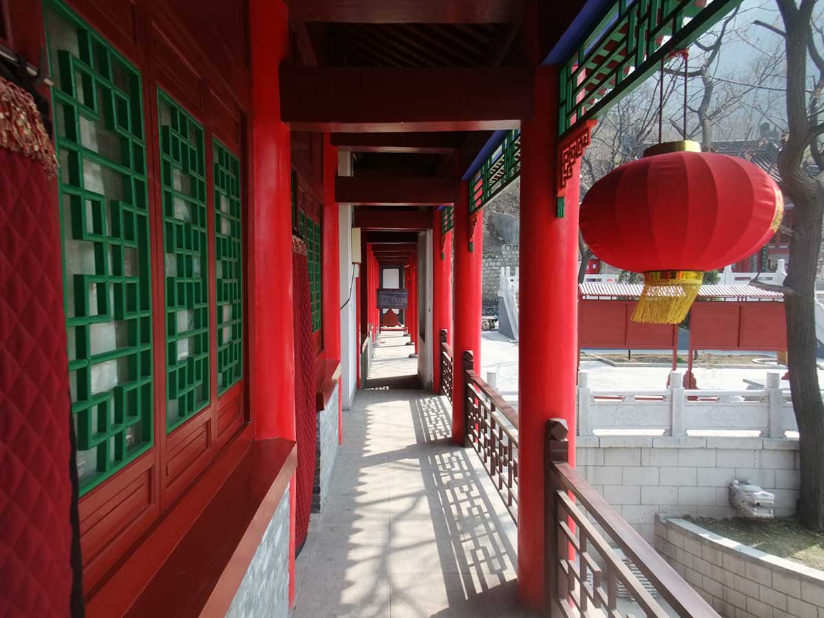 Corredor para salas do templo, em Huashan
