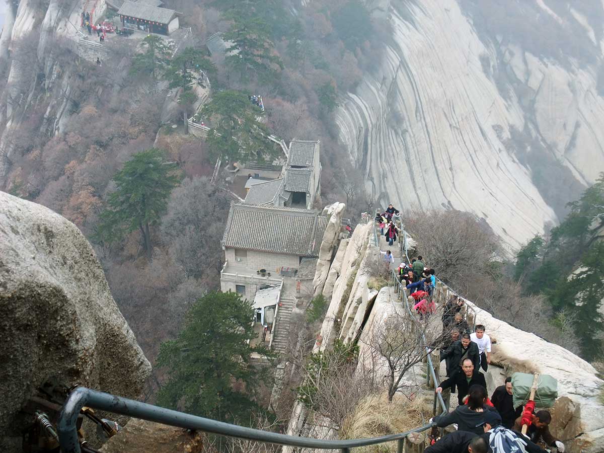 Subindo as escadarias talahdas nas montanhas de Huashan